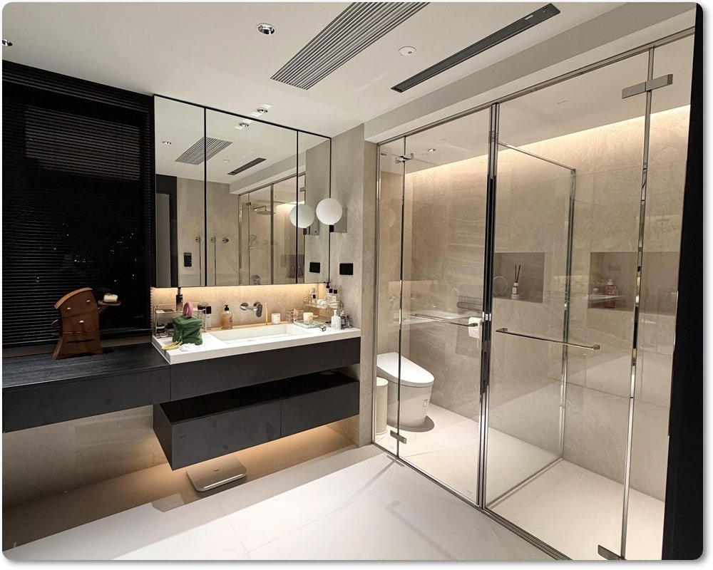 Thin slabs of quartz for shower walls