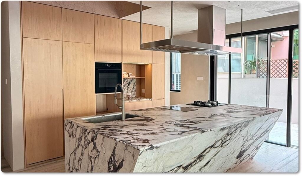 Sourcing wholesale Calacatta marble slabs from China